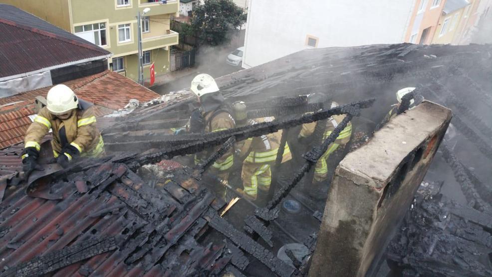Sultanbeylide bir apartmanın çatısında yangın
