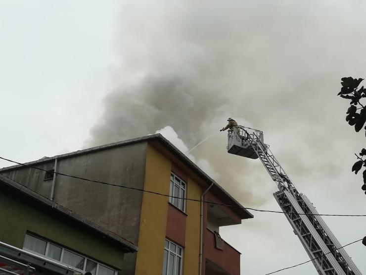 Sultanbeylide bir apartmanın çatısında yangın