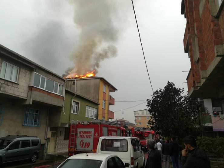 Sultanbeylide bir apartmanın çatısında yangın