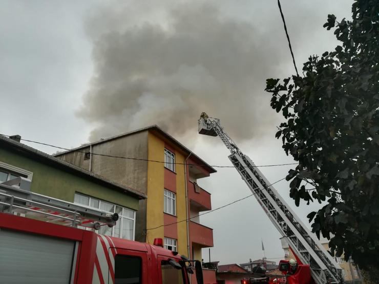 Sultanbeylide bir apartmanın çatısında yangın