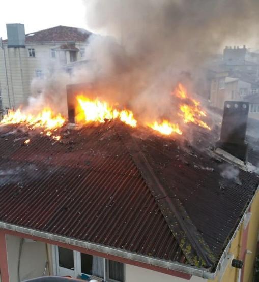 Sultanbeylide bir apartmanın çatısında yangın