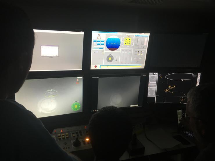 Batık Rus savaş gemisinden 2,5 tonluk top çıkarıldı