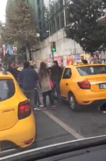 Taksiciler tekme tokat birbirine girdi