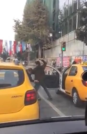 Taksiciler tekme tokat birbirine girdi