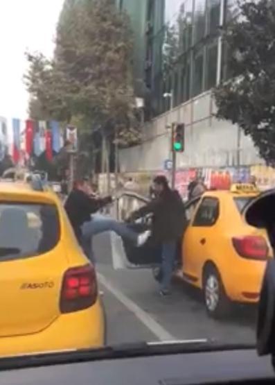 Taksiciler tekme tokat birbirine girdi