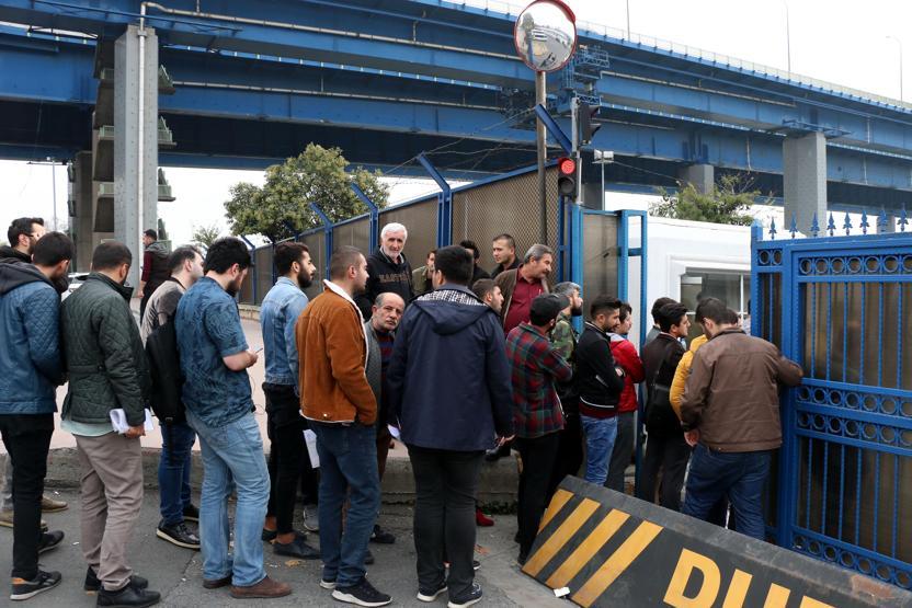 Askerlik şubeleri önünde bedelli kuyrukları