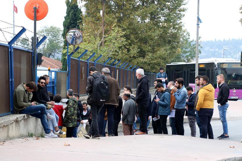Askerlik şubeleri önünde bedelli kuyrukları