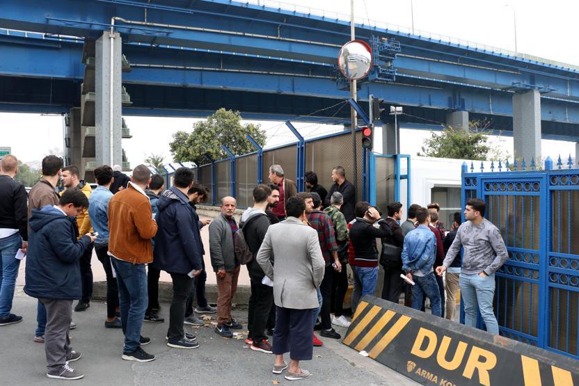 Askerlik şubeleri önünde bedelli kuyrukları