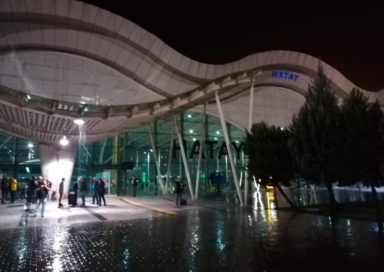 Havalimanını su bastı, kovalarla önlem alındı
