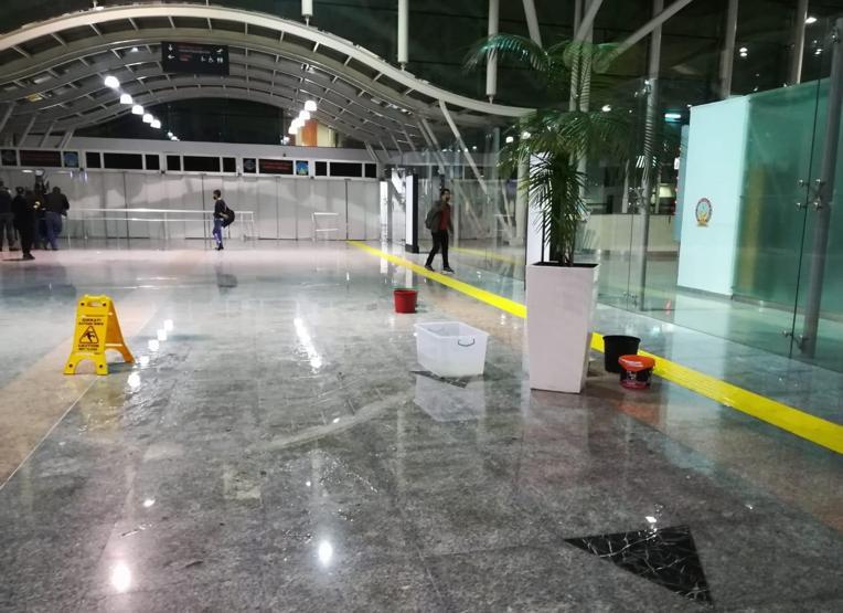 Havalimanını su bastı, kovalarla önlem alındı