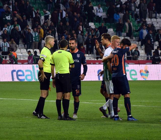 Arda Turan oyuna girdi, ıslıklandı