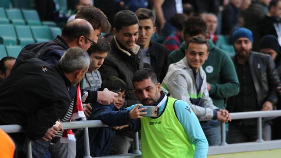 Arda Turan oyuna girdi, ıslıklandı