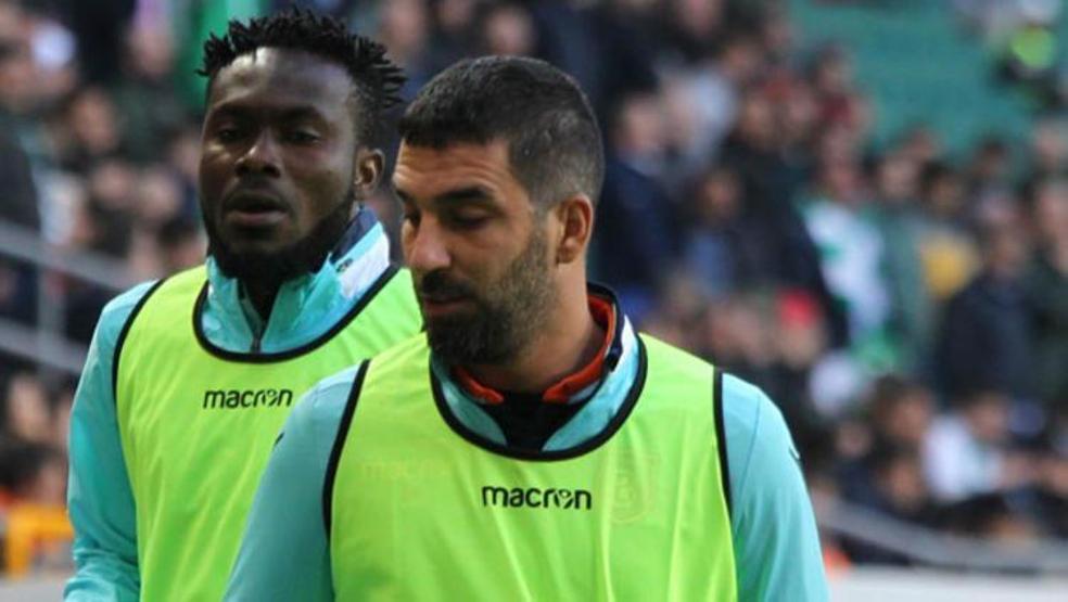 Arda Turan oyuna girdi, ıslıklandı