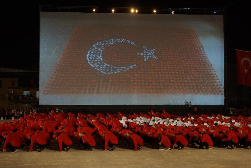 Binlerce kişi aynı anda zeybek oynadı