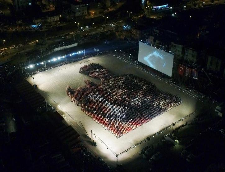 Binlerce kişi aynı anda zeybek oynadı