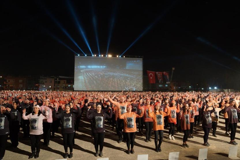 Binlerce kişi aynı anda zeybek oynadı
