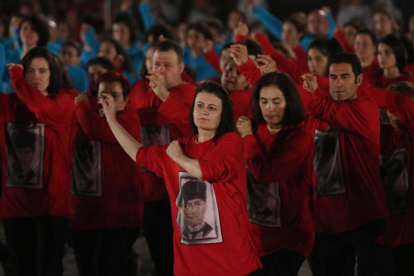 Binlerce kişi aynı anda zeybek oynadı