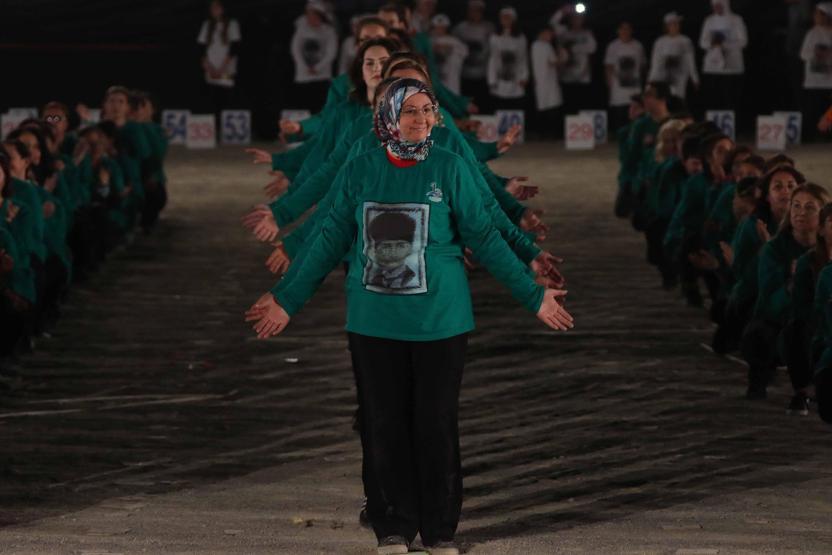 Binlerce kişi aynı anda zeybek oynadı