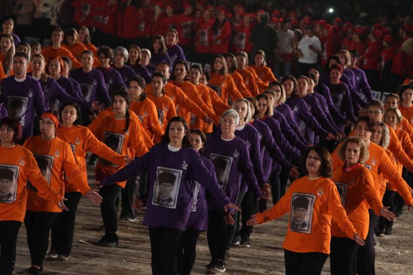 Binlerce kişi aynı anda zeybek oynadı