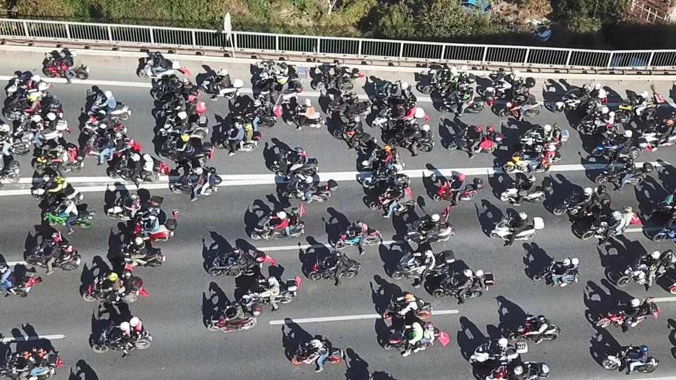 Yüzlerce motosikletliden Cumhuriyet korteji