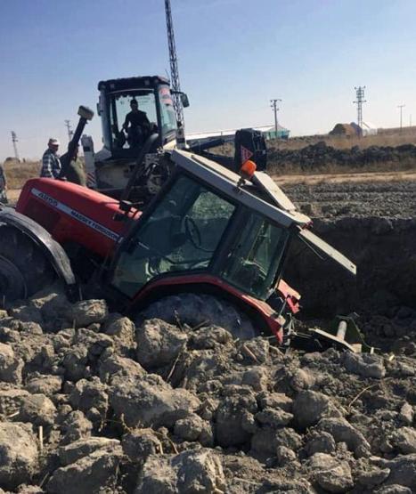 Tarla sürerken bir anda oluşan obruğun içine düştü