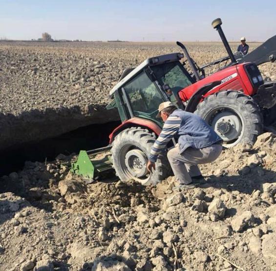Tarla sürerken bir anda oluşan obruğun içine düştü