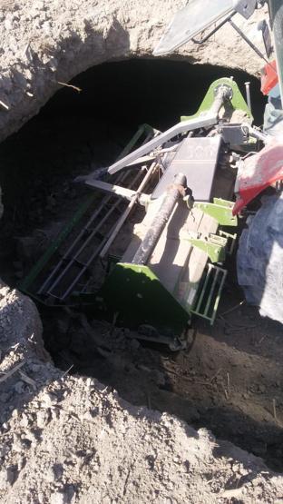 Tarla sürerken bir anda oluşan obruğun içine düştü