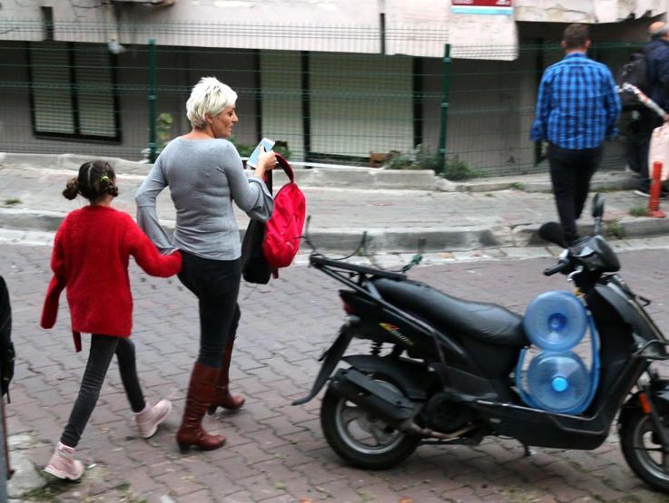 Kaza yapan otomobil asılı kaldı