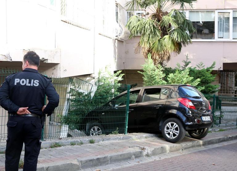 Kaza yapan otomobil asılı kaldı