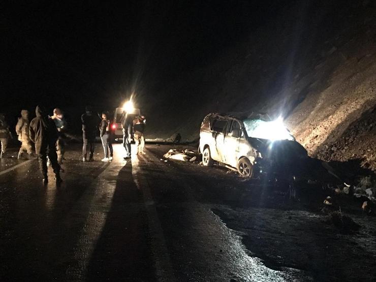 Göçmenleri taşıyan minibüs şarampole yuvarlandı