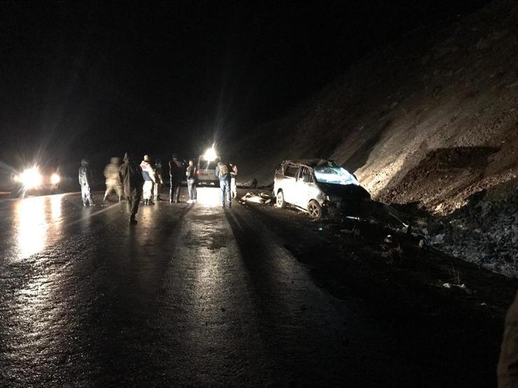Göçmenleri taşıyan minibüs şarampole yuvarlandı