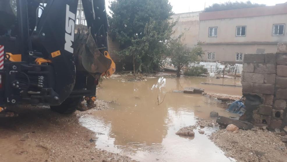 Beyazsu ana su hattı patladı, mahalle sular altında kaldı