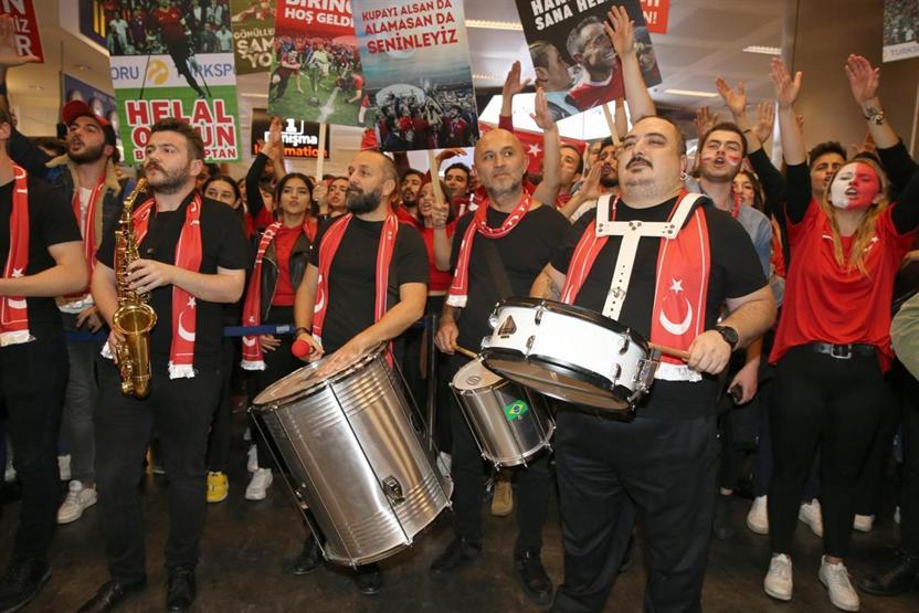 Dünya ikincisi milli futbolcular yurda döndü