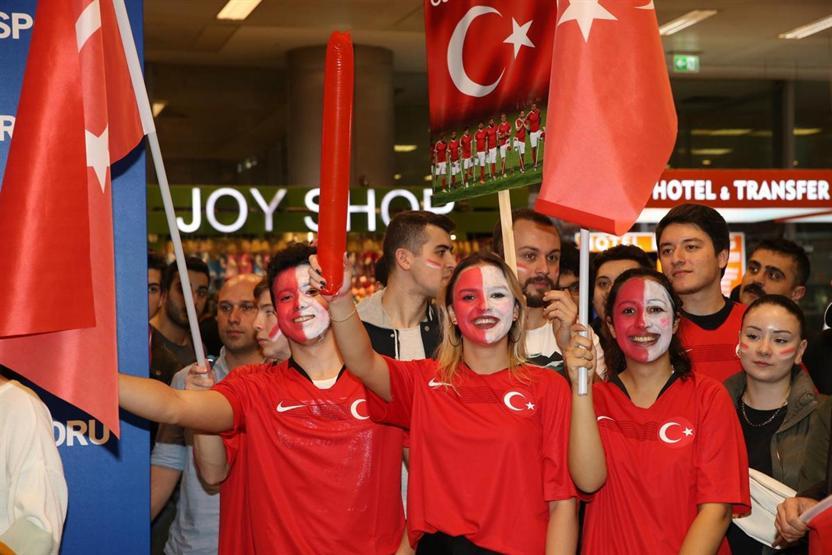 Dünya ikincisi milli futbolcular yurda döndü