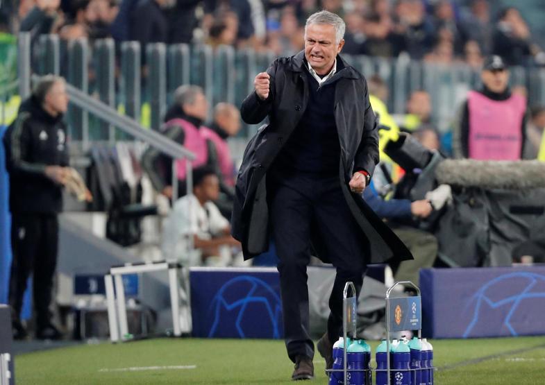Mourinhodan tribünlere olay hareket