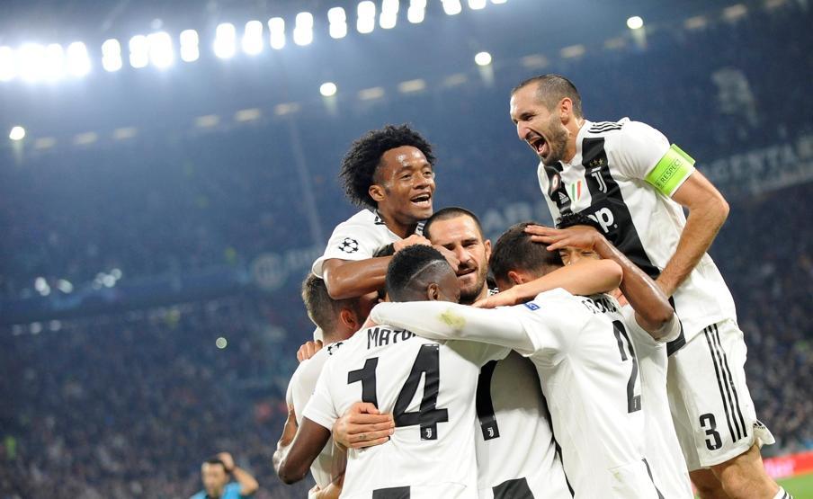 Mourinhodan tribünlere olay hareket