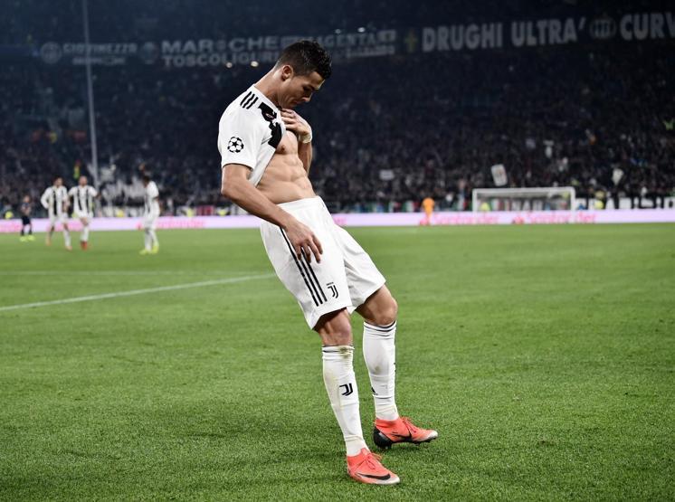 Mourinhodan tribünlere olay hareket