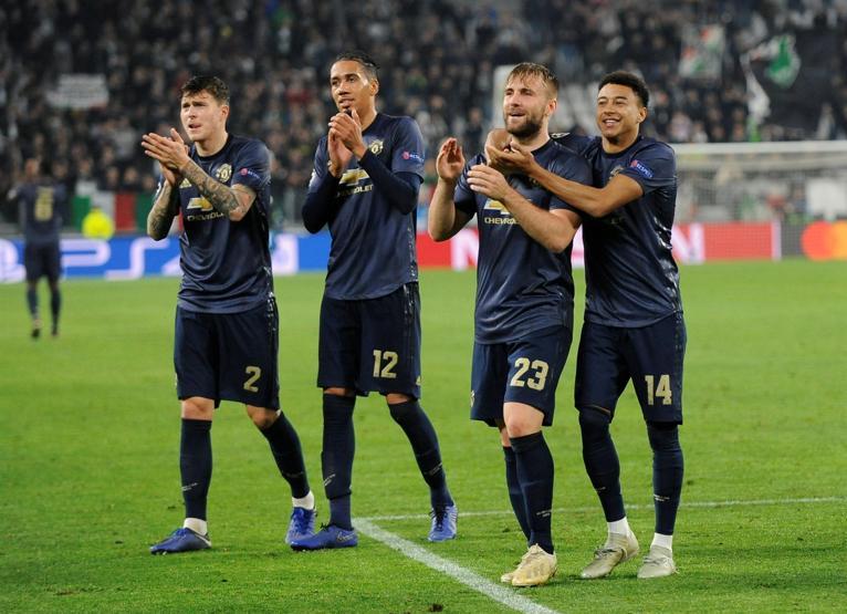Mourinhodan tribünlere olay hareket