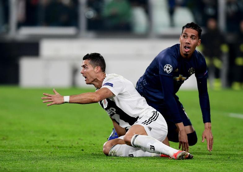 Mourinhodan tribünlere olay hareket