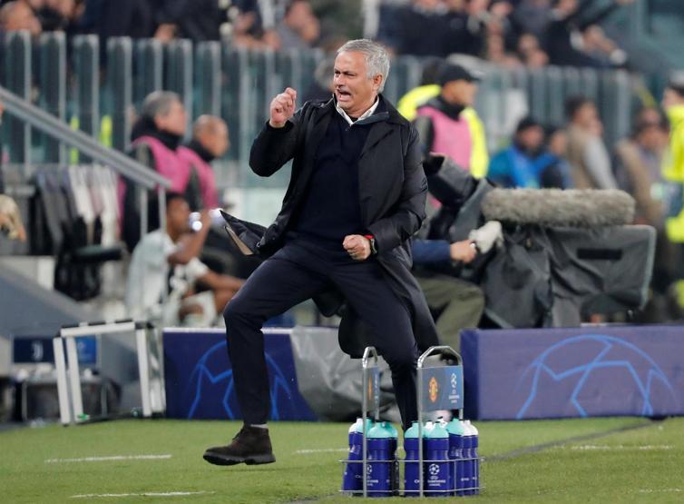 Mourinhodan tribünlere olay hareket