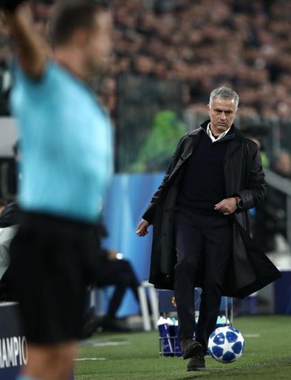 Mourinhodan tribünlere olay hareket