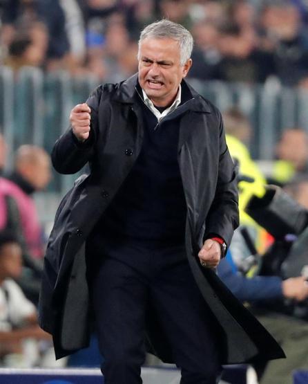 Mourinhodan tribünlere olay hareket