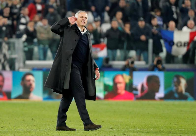 Mourinhodan tribünlere olay hareket