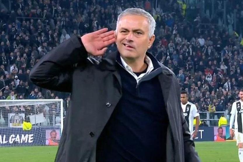Mourinhodan tribünlere olay hareket