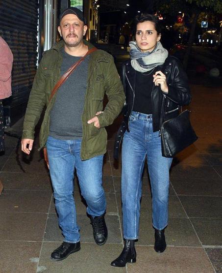 Serkan Keskin ve Meriç Aral akşam gezmesinde