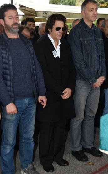 Babasını kaybeden Mehmet Günsürü dostları yalnız bırakmadı