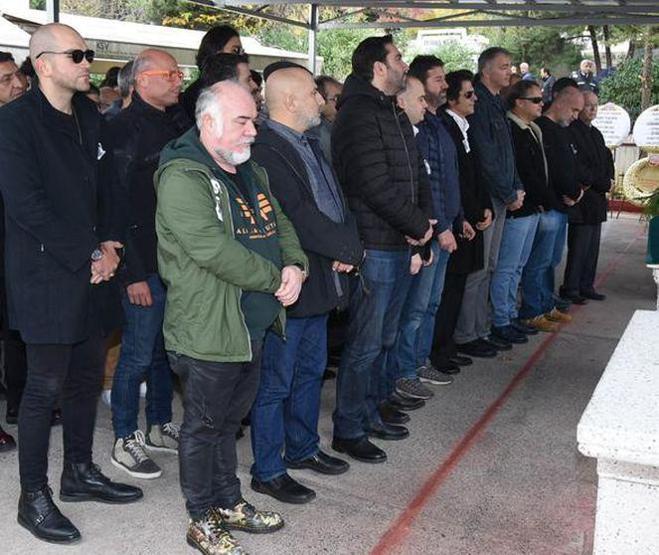 Babasını kaybeden Mehmet Günsürü dostları yalnız bırakmadı