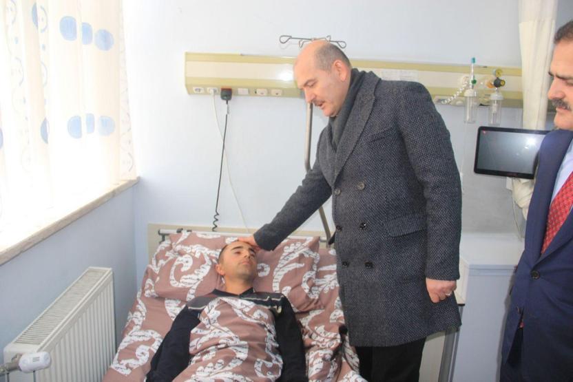 Bakan Soyludan yaralanan askerlere ziyaret