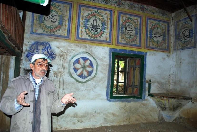 Koruma altındaki tarihi cami göz göre göre yok oluyor