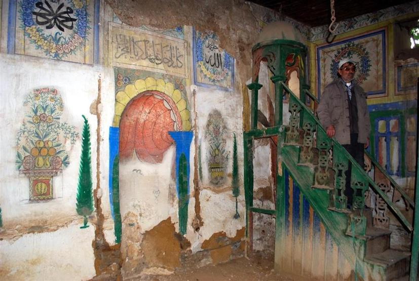 Koruma altındaki tarihi cami göz göre göre yok oluyor